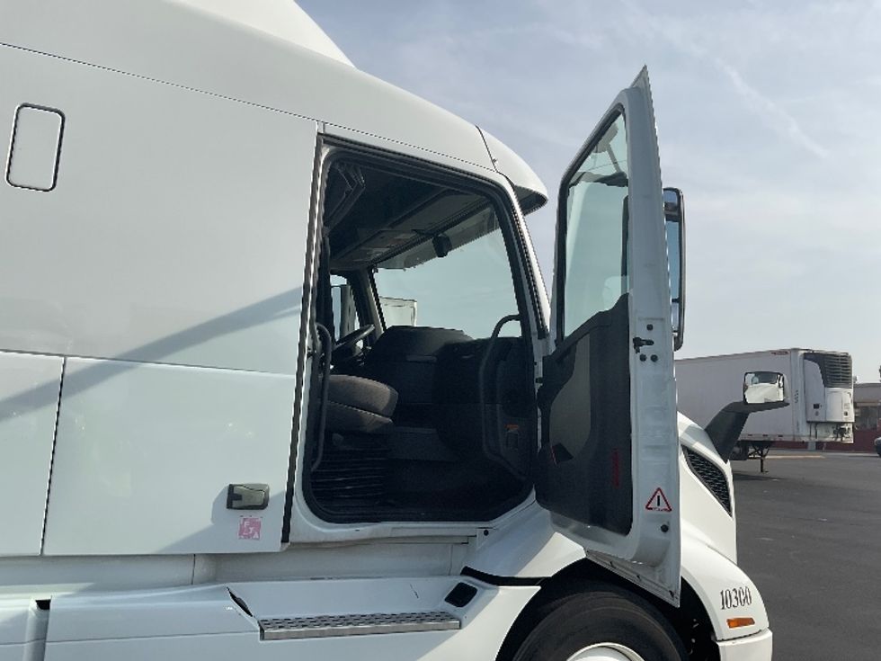 Sleeper Tractor-Heavy Duty Tractors-Volvo-2020-VNR64640-Indianapolis-IN-495,377\n\t\tmiles-$ 47,000 - Image 13