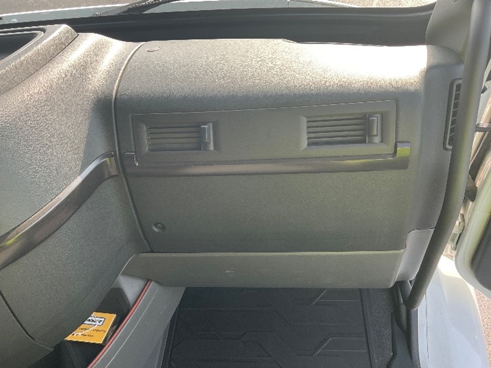 Sleeper Tractor-Heavy Duty Tractors-Volvo-2020-VNR64640-Indianapolis-IN-495,377\n\t\tmiles-$ 47,000 - Image 14