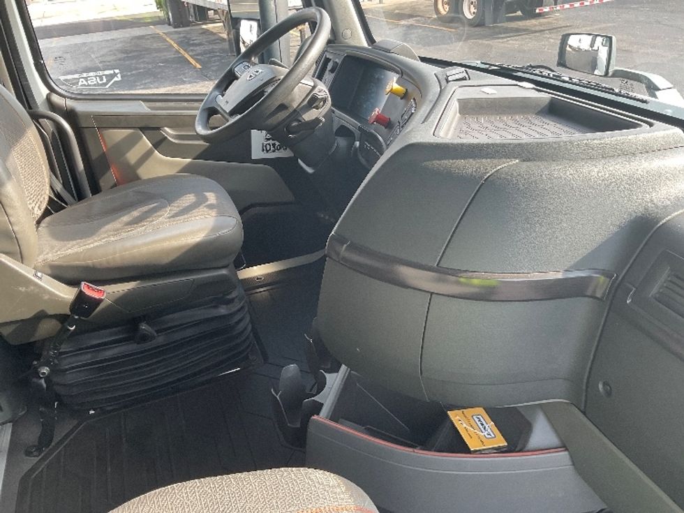 Sleeper Tractor-Heavy Duty Tractors-Volvo-2020-VNR64640-Indianapolis-IN-495,377\n\t\tmiles-$ 47,000 - Image 15