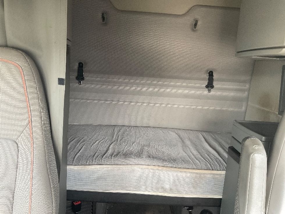 Sleeper Tractor-Heavy Duty Tractors-Volvo-2020-VNR64640-Indianapolis-IN-495,377\n\t\tmiles-$ 47,000 - Image 16