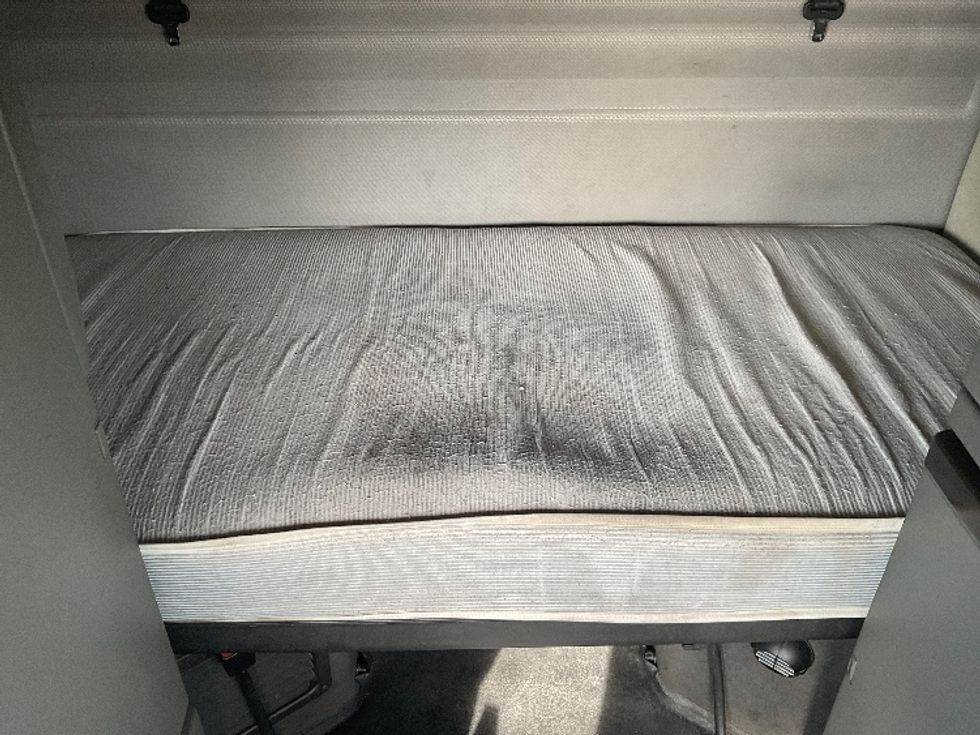 Sleeper Tractor-Heavy Duty Tractors-Volvo-2020-VNR64640-Indianapolis-IN-495,377\n\t\tmiles-$ 47,000 - Image 17