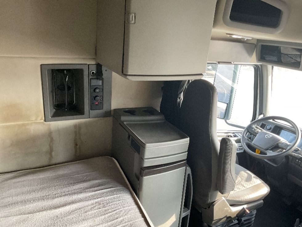 Sleeper Tractor-Heavy Duty Tractors-Volvo-2020-VNR64640-Indianapolis-IN-495,377\n\t\tmiles-$ 47,000 - Image 18