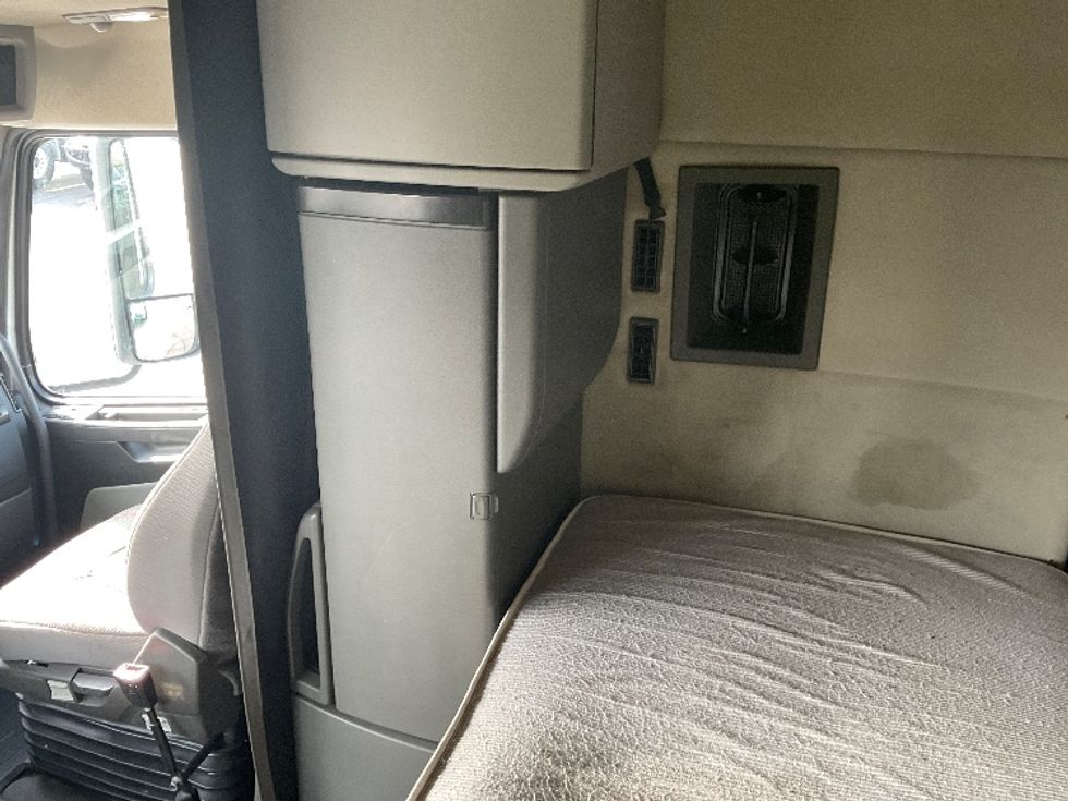 Sleeper Tractor-Heavy Duty Tractors-Volvo-2020-VNR64640-Indianapolis-IN-495,377\n\t\tmiles-$ 47,000 - Image 19