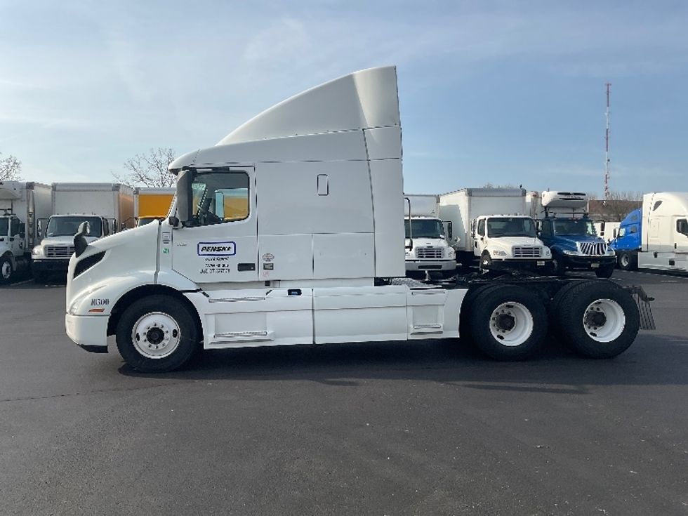 Sleeper Tractor-Heavy Duty Tractors-Volvo-2020-VNR64640-Indianapolis-IN-495,377\n\t\tmiles-$ 47,000 - Image 4