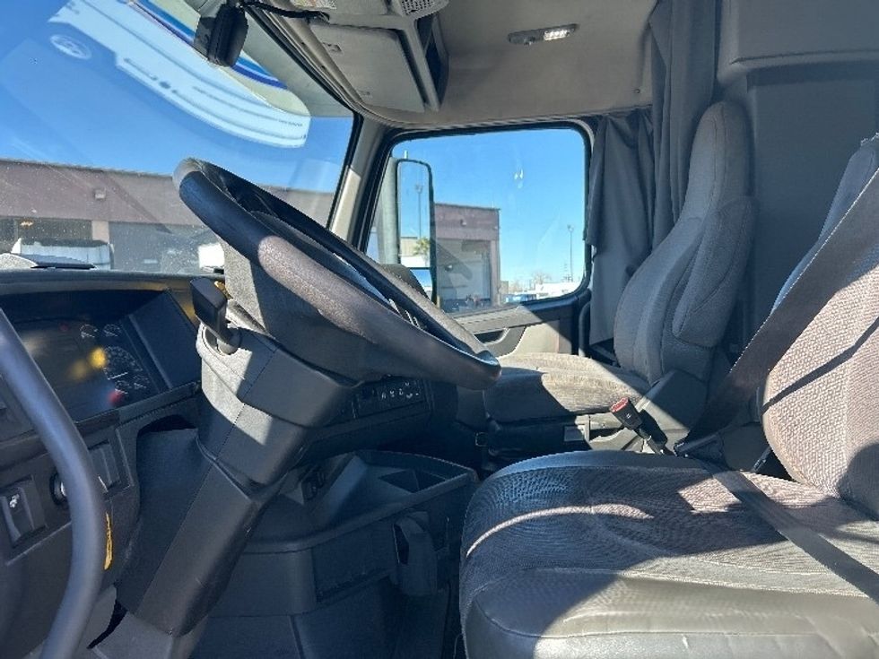 Sleeper Tractor-Heavy Duty Tractors-Volvo-2020-VNR64640-Las Vegas-NV-497,425\n\t\tmiles-$ 53,000 - Image 10