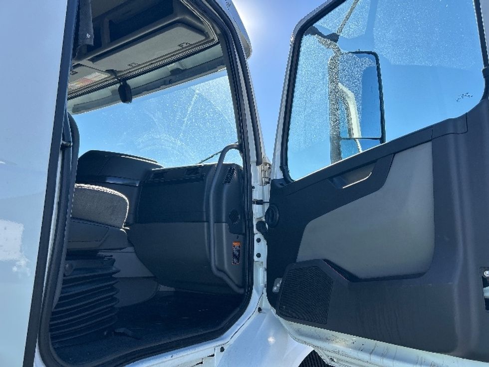 Sleeper Tractor-Heavy Duty Tractors-Volvo-2020-VNR64640-Las Vegas-NV-497,425\n\t\tmiles-$ 53,000 - Image 13