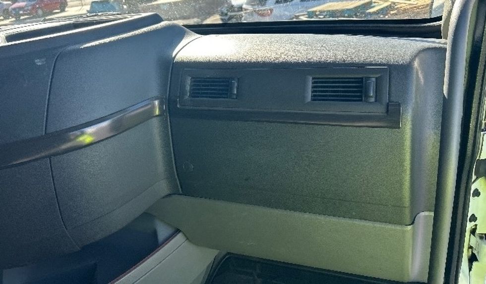 Sleeper Tractor-Heavy Duty Tractors-Volvo-2020-VNR64640-Las Vegas-NV-497,425\n\t\tmiles-$ 53,000 - Image 14