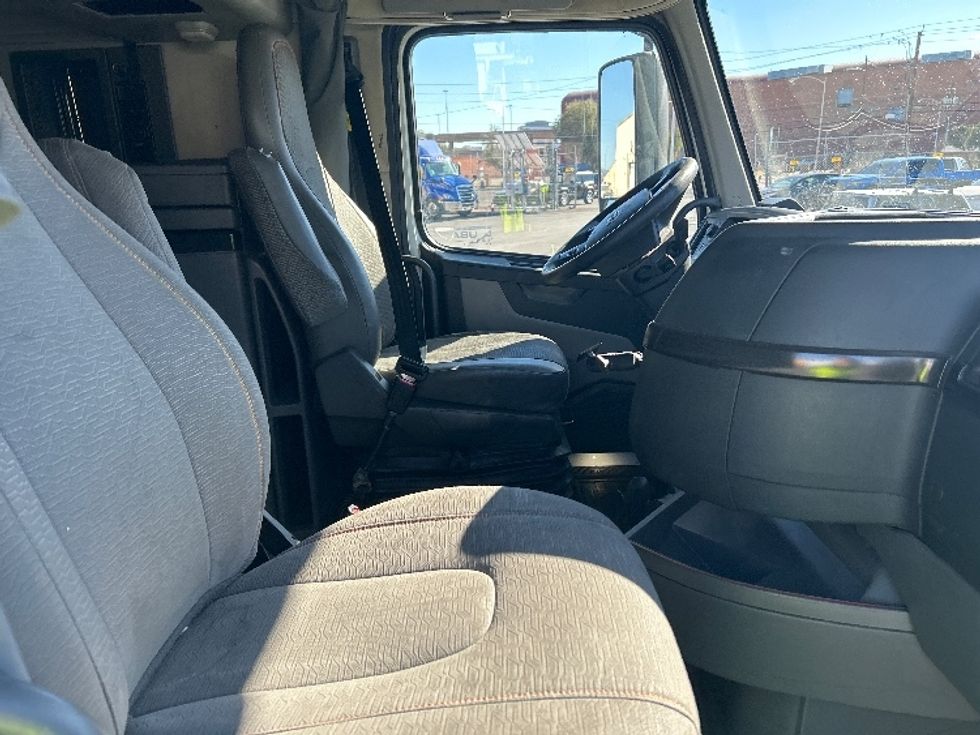 Sleeper Tractor-Heavy Duty Tractors-Volvo-2020-VNR64640-Las Vegas-NV-497,425\n\t\tmiles-$ 53,000 - Image 15