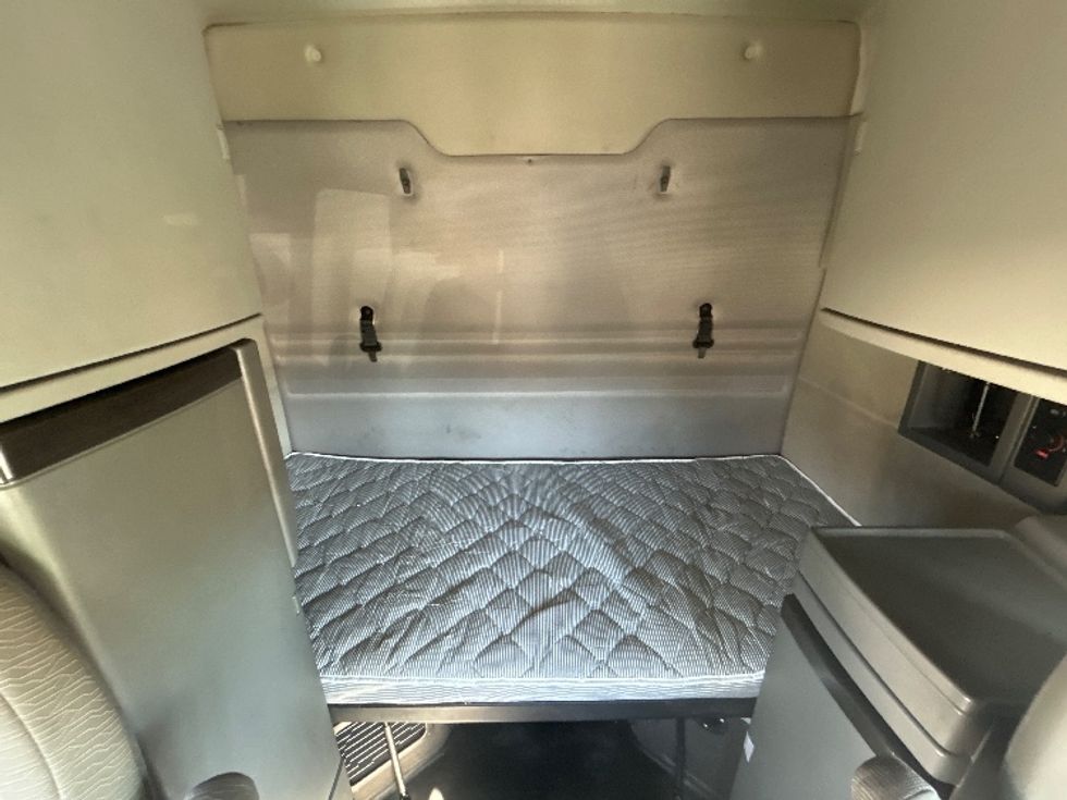 Sleeper Tractor-Heavy Duty Tractors-Volvo-2020-VNR64640-Las Vegas-NV-497,425\n\t\tmiles-$ 53,000 - Image 16