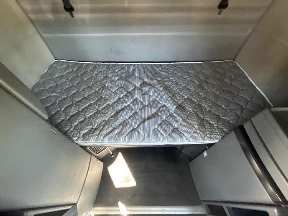 Sleeper Tractor-Heavy Duty Tractors-Volvo-2020-VNR64640-Las Vegas-NV-497,425\n\t\tmiles-$ 53,000 - Image 17