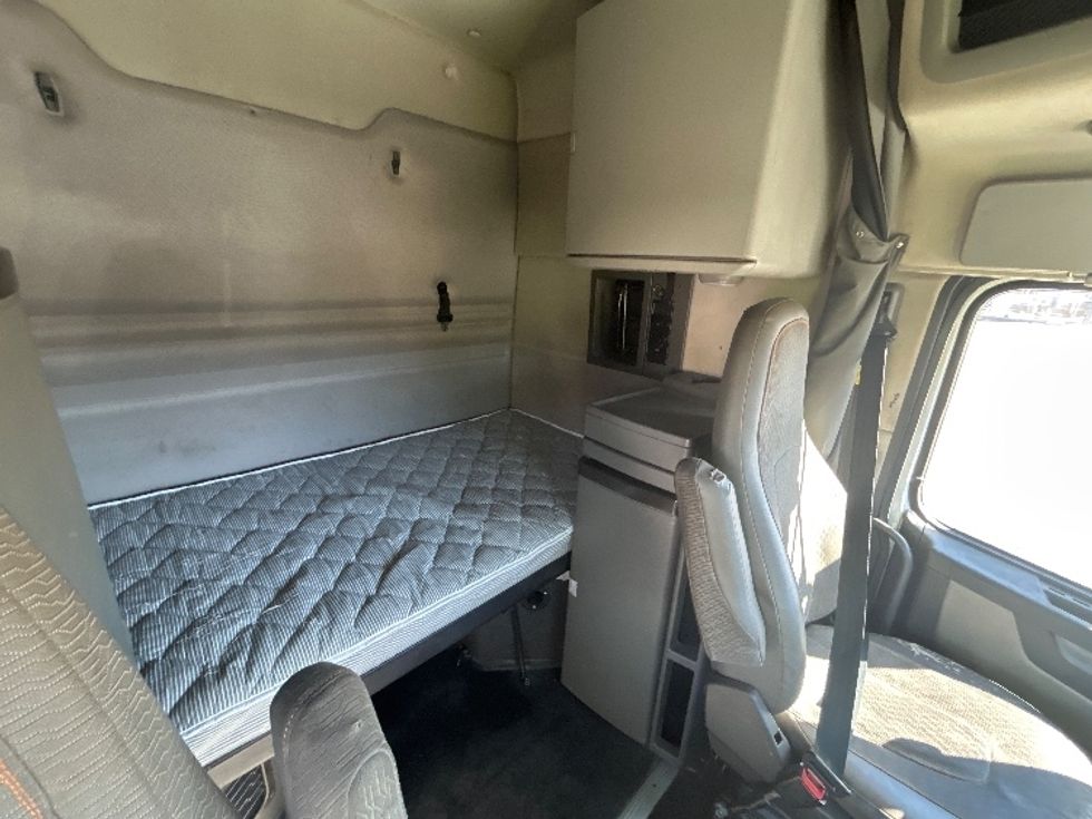 Sleeper Tractor-Heavy Duty Tractors-Volvo-2020-VNR64640-Las Vegas-NV-497,425\n\t\tmiles-$ 53,000 - Image 18