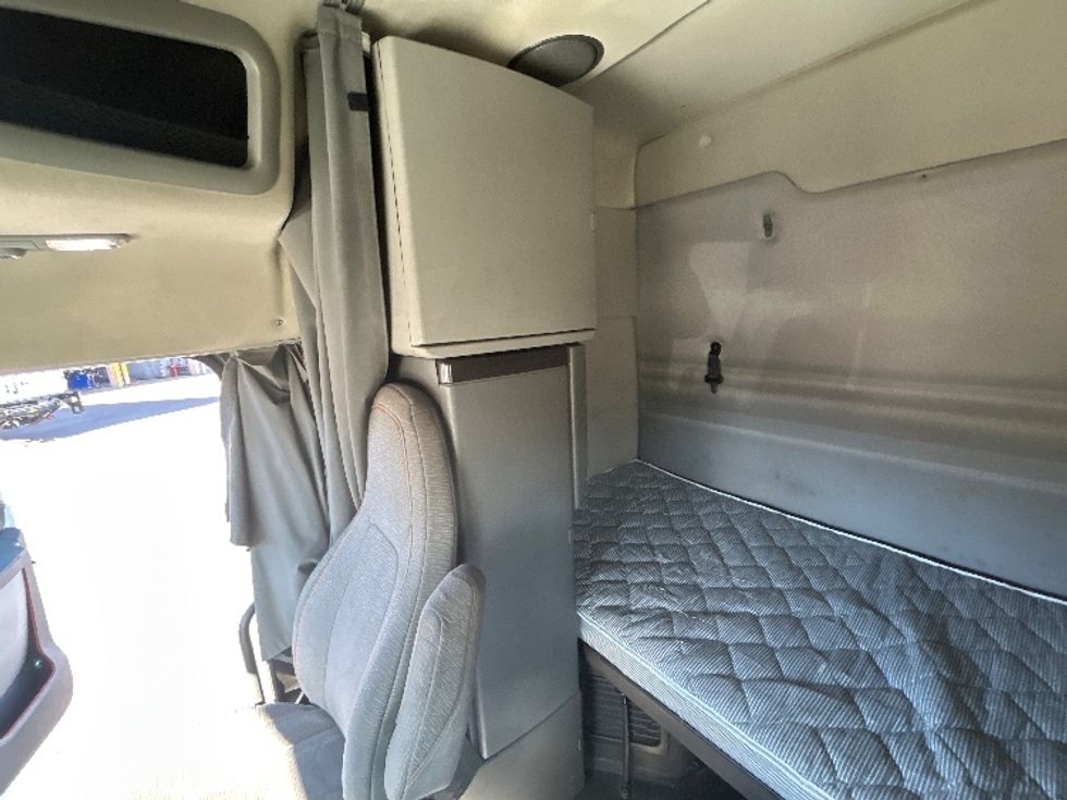 Sleeper Tractor-Heavy Duty Tractors-Volvo-2020-VNR64640-Las Vegas-NV-497,425\n\t\tmiles-$ 53,000 - Image 19