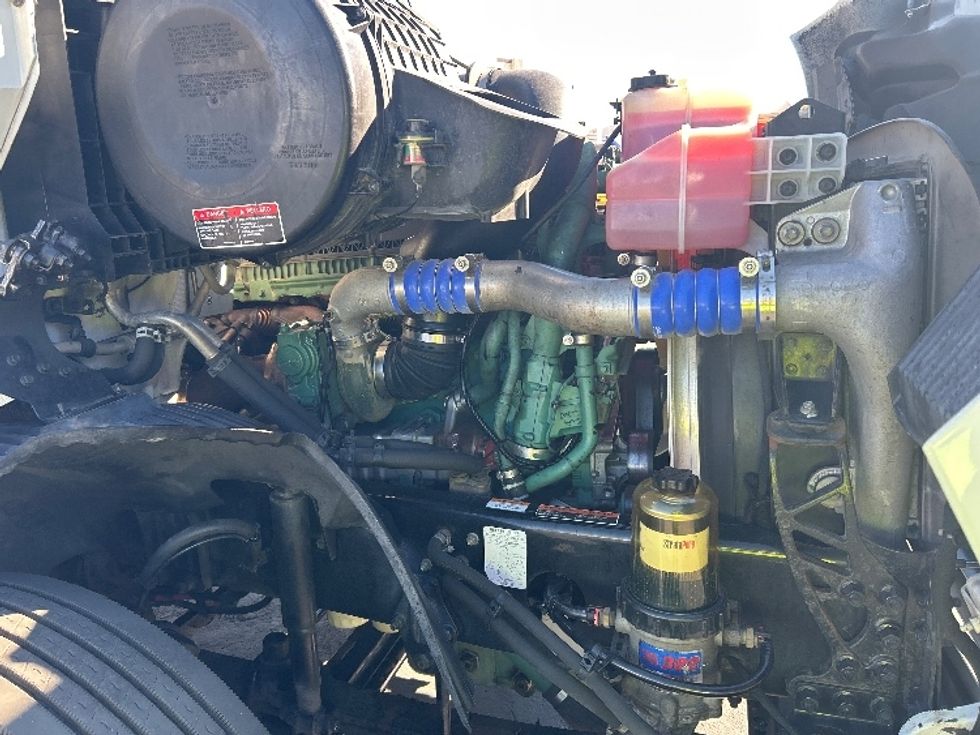 Sleeper Tractor-Heavy Duty Tractors-Volvo-2020-VNR64640-Las Vegas-NV-497,425\n\t\tmiles-$ 53,000 - Image 20