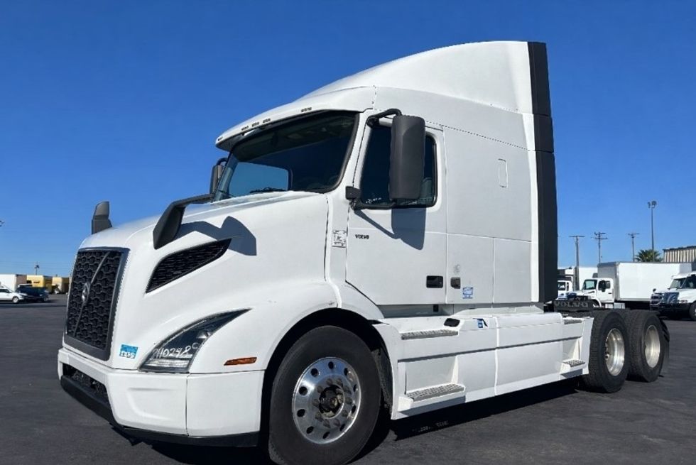 Sleeper Tractor-Heavy Duty Tractors-Volvo-2020-VNR64640-Las Vegas-NV-497,425\n\t\tmiles-$ 53,000 - Image 3