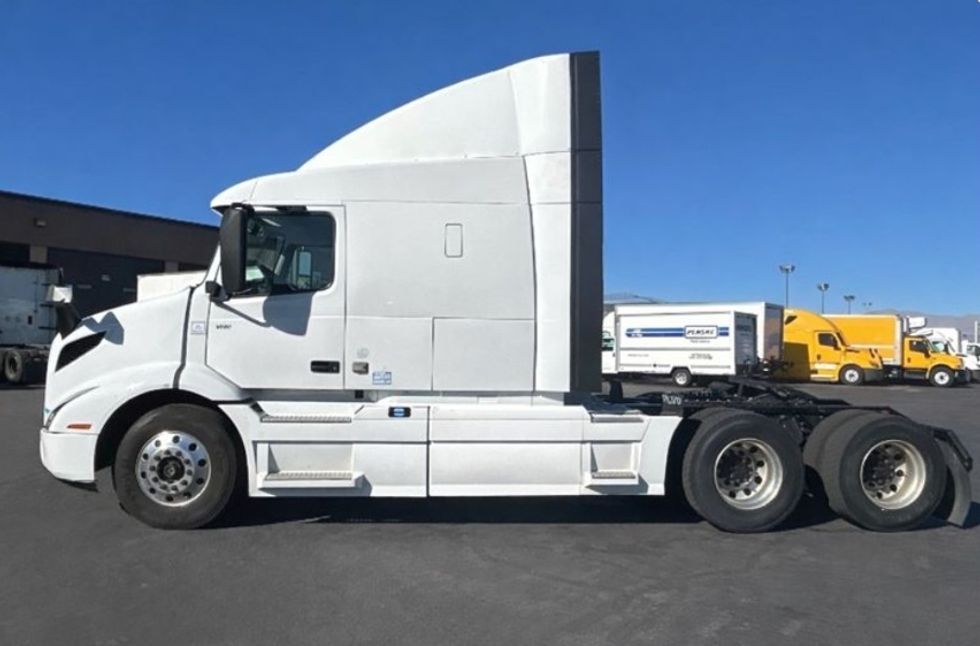 Sleeper Tractor-Heavy Duty Tractors-Volvo-2020-VNR64640-Las Vegas-NV-497,425\n\t\tmiles-$ 53,000 - Image 4