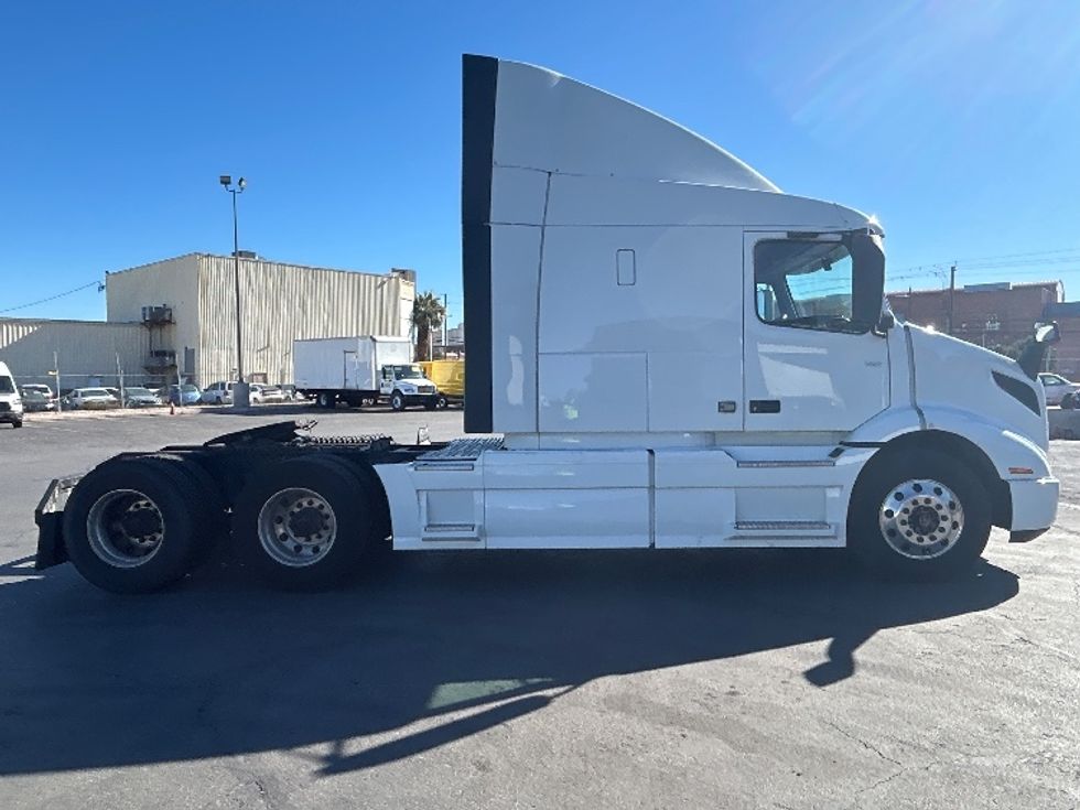 Sleeper Tractor-Heavy Duty Tractors-Volvo-2020-VNR64640-Las Vegas-NV-497,425\n\t\tmiles-$ 53,000 - Image 8