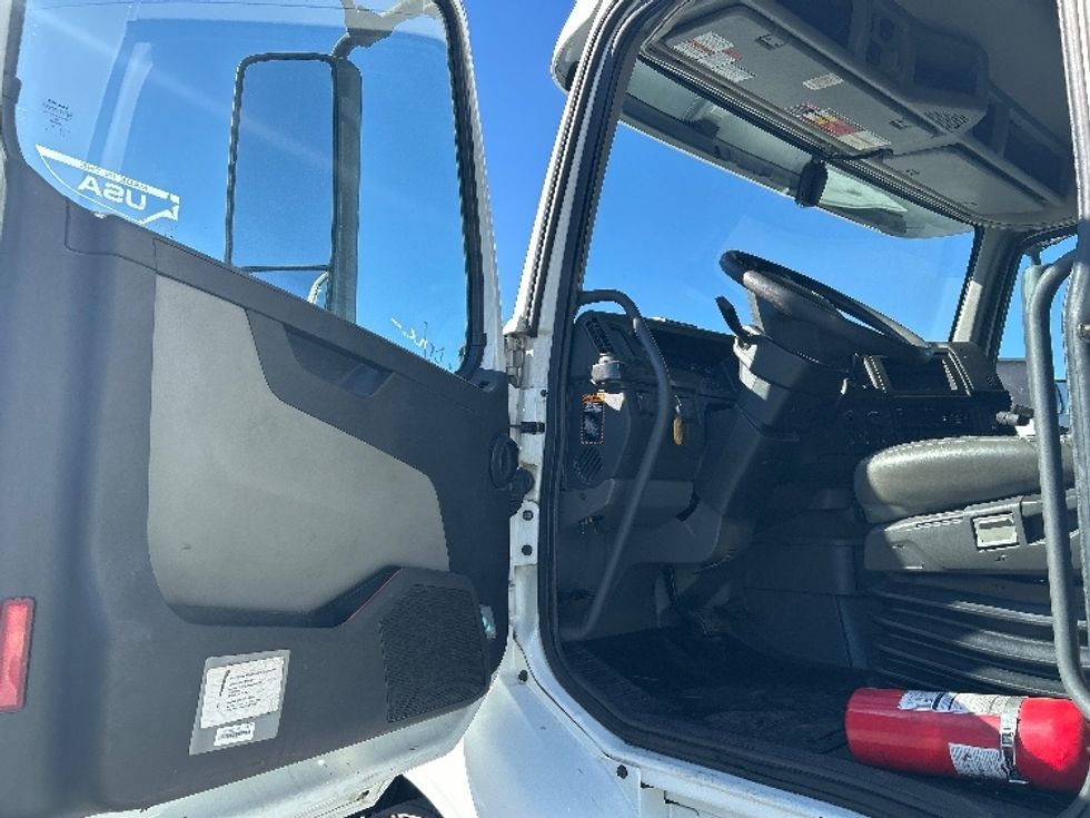 Sleeper Tractor-Heavy Duty Tractors-Volvo-2020-VNR64640-Las Vegas-NV-497,425\n\t\tmiles-$ 53,000 - Image 9