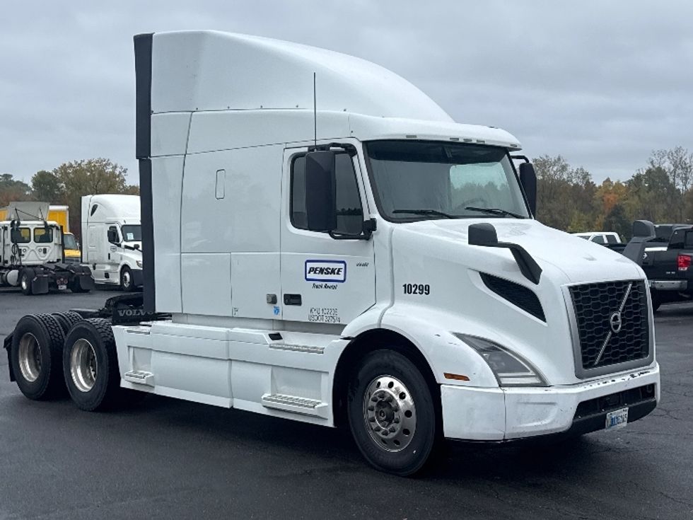 Sleeper Tractor-Heavy Duty Tractors-Volvo-2020-VNR64640-Montgomery-NY-476,036\n\t\tmiles-$ 51,500 - Image 1