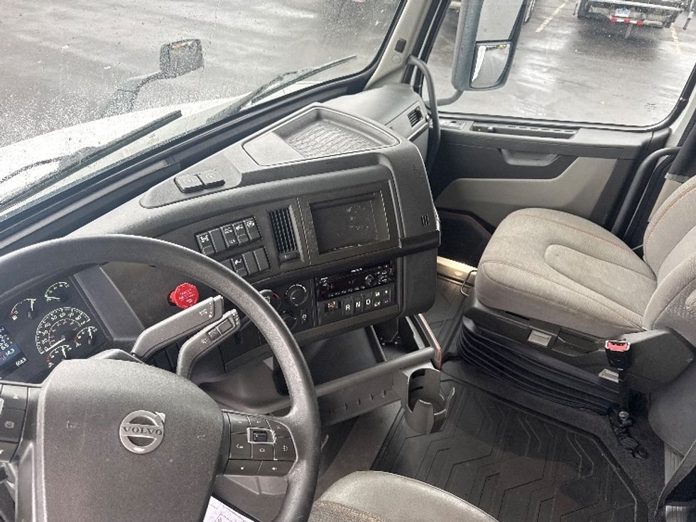 Sleeper Tractor-Heavy Duty Tractors-Volvo-2020-VNR64640-Montgomery-NY-476,036\n\t\tmiles-$ 51,500 - Image 10