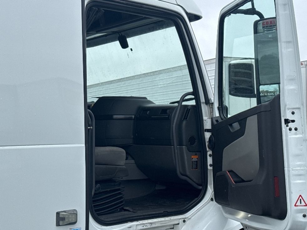 Sleeper Tractor-Heavy Duty Tractors-Volvo-2020-VNR64640-Montgomery-NY-476,036\n\t\tmiles-$ 51,500 - Image 12