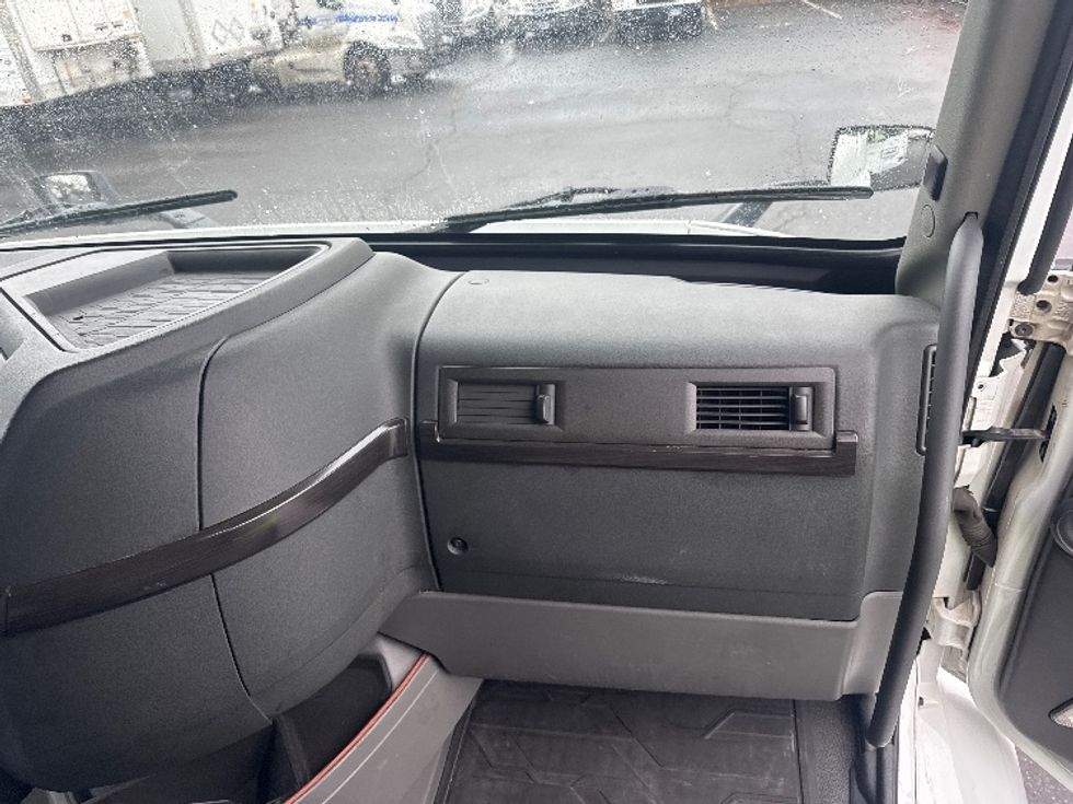 Sleeper Tractor-Heavy Duty Tractors-Volvo-2020-VNR64640-Montgomery-NY-476,036\n\t\tmiles-$ 51,500 - Image 13