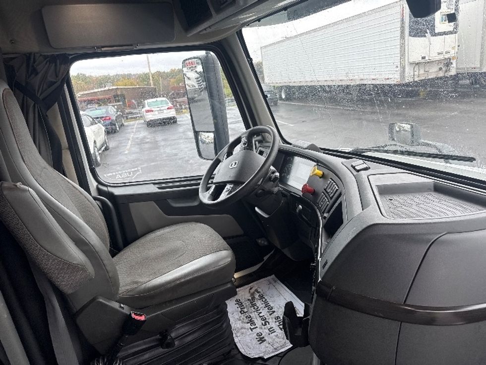 Sleeper Tractor-Heavy Duty Tractors-Volvo-2020-VNR64640-Montgomery-NY-476,036\n\t\tmiles-$ 51,500 - Image 14