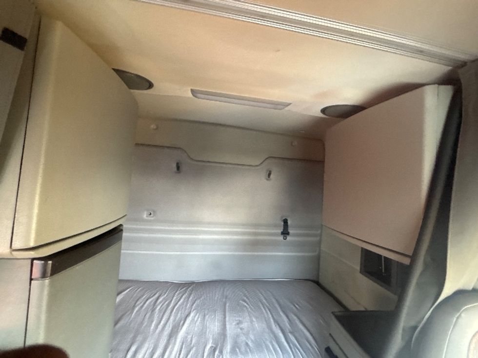 Sleeper Tractor-Heavy Duty Tractors-Volvo-2020-VNR64640-Montgomery-NY-476,036\n\t\tmiles-$ 51,500 - Image 17