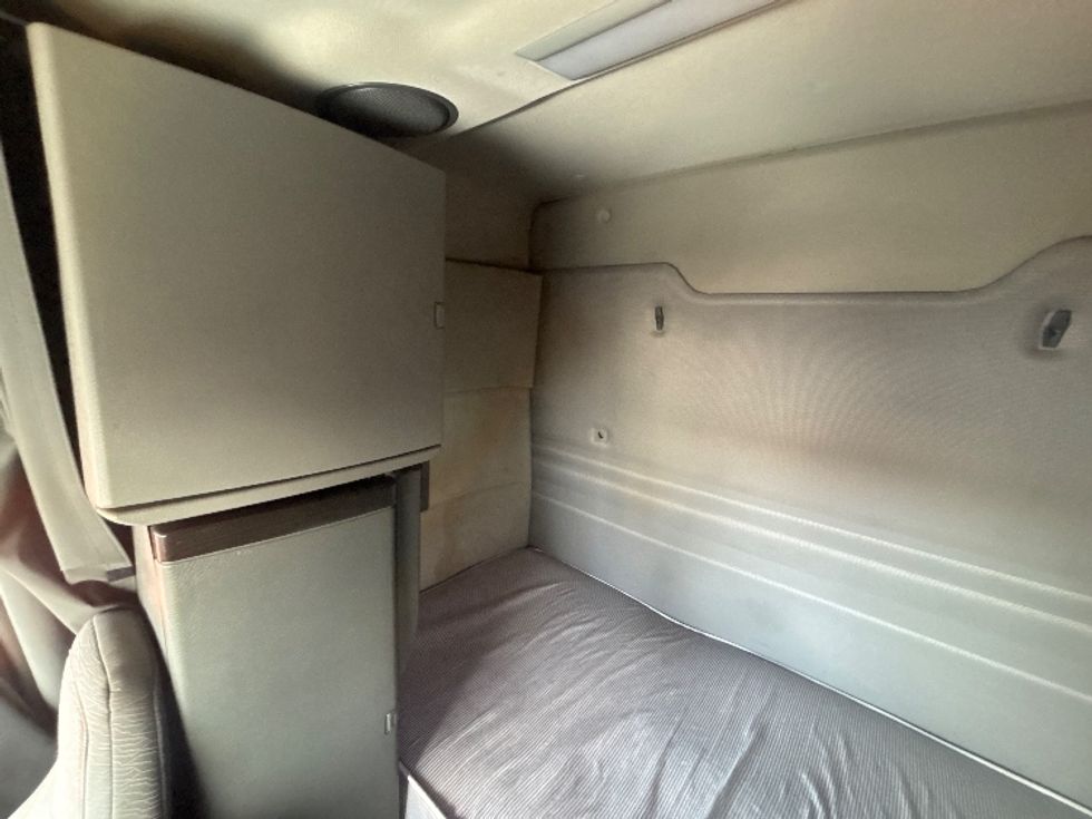 Sleeper Tractor-Heavy Duty Tractors-Volvo-2020-VNR64640-Montgomery-NY-476,036\n\t\tmiles-$ 51,500 - Image 18