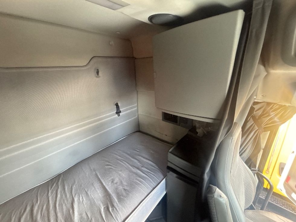 Sleeper Tractor-Heavy Duty Tractors-Volvo-2020-VNR64640-Montgomery-NY-476,036\n\t\tmiles-$ 51,500 - Image 19