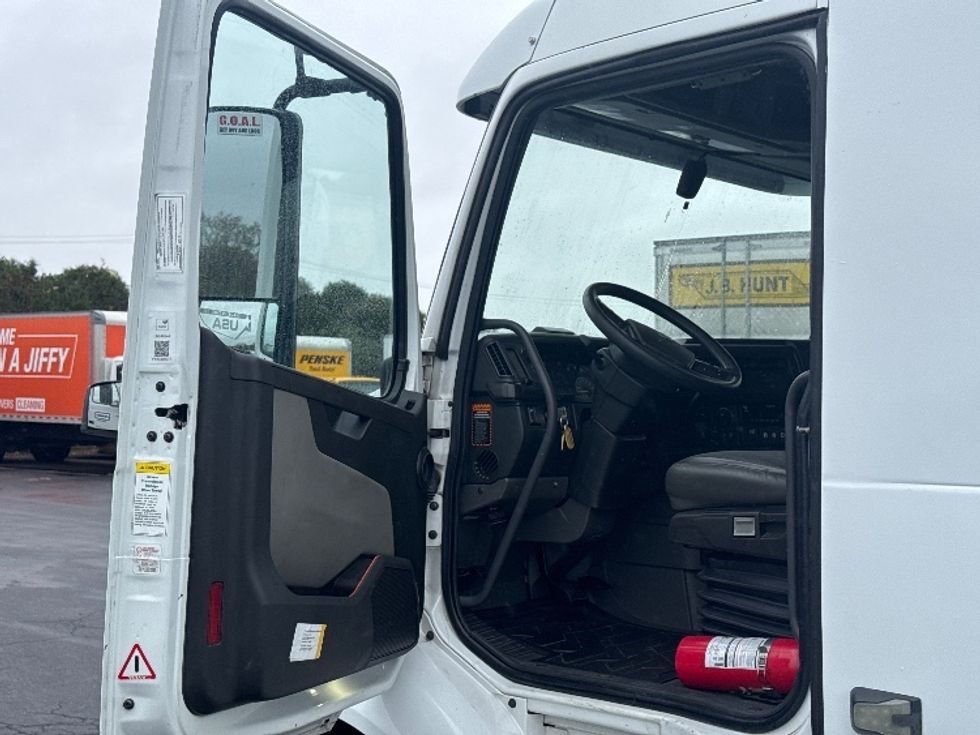 Sleeper Tractor-Heavy Duty Tractors-Volvo-2020-VNR64640-Montgomery-NY-476,036\n\t\tmiles-$ 51,500 - Image 9