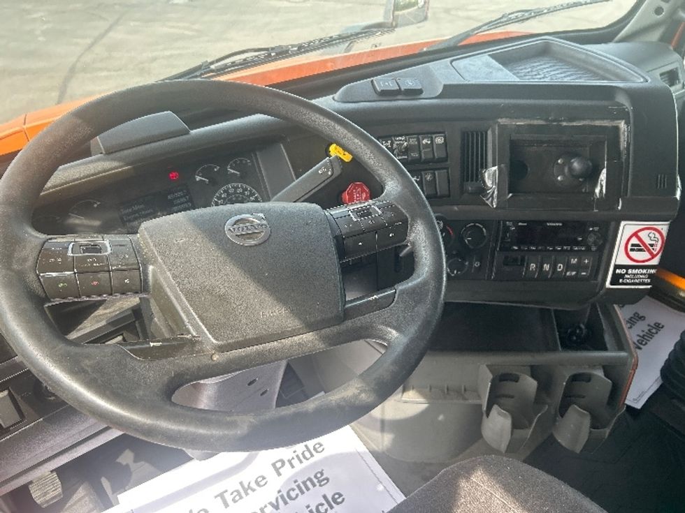 Sleeper Tractor-Heavy Duty Tractors-Volvo-2020-VNR64640-Obetz-OH-431,205\n\t\tmiles-$ 51,250 - Image 11