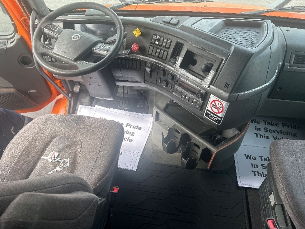 Sleeper Tractor-Heavy Duty Tractors-Volvo-2020-VNR64640-Obetz-OH-431,205\n\t\tmiles-$ 51,250 - Image 12