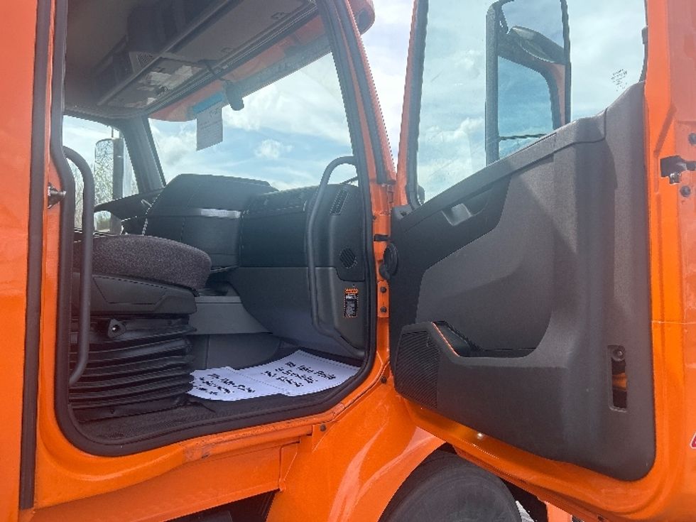Sleeper Tractor-Heavy Duty Tractors-Volvo-2020-VNR64640-Obetz-OH-431,205\n\t\tmiles-$ 51,250 - Image 13
