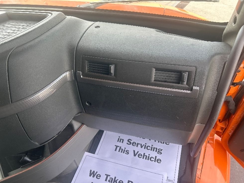 Sleeper Tractor-Heavy Duty Tractors-Volvo-2020-VNR64640-Obetz-OH-431,205\n\t\tmiles-$ 51,250 - Image 14