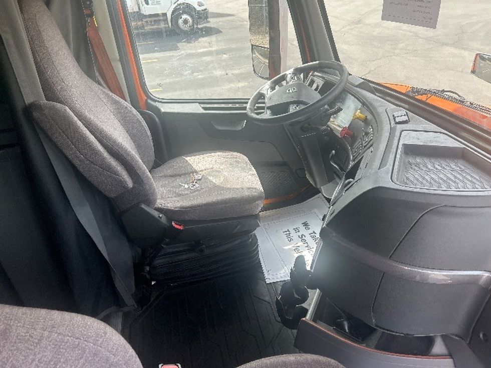 Sleeper Tractor-Heavy Duty Tractors-Volvo-2020-VNR64640-Obetz-OH-431,205\n\t\tmiles-$ 51,250 - Image 15