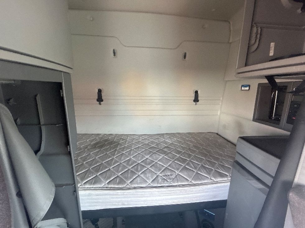 Sleeper Tractor-Heavy Duty Tractors-Volvo-2020-VNR64640-Obetz-OH-431,205\n\t\tmiles-$ 51,250 - Image 16