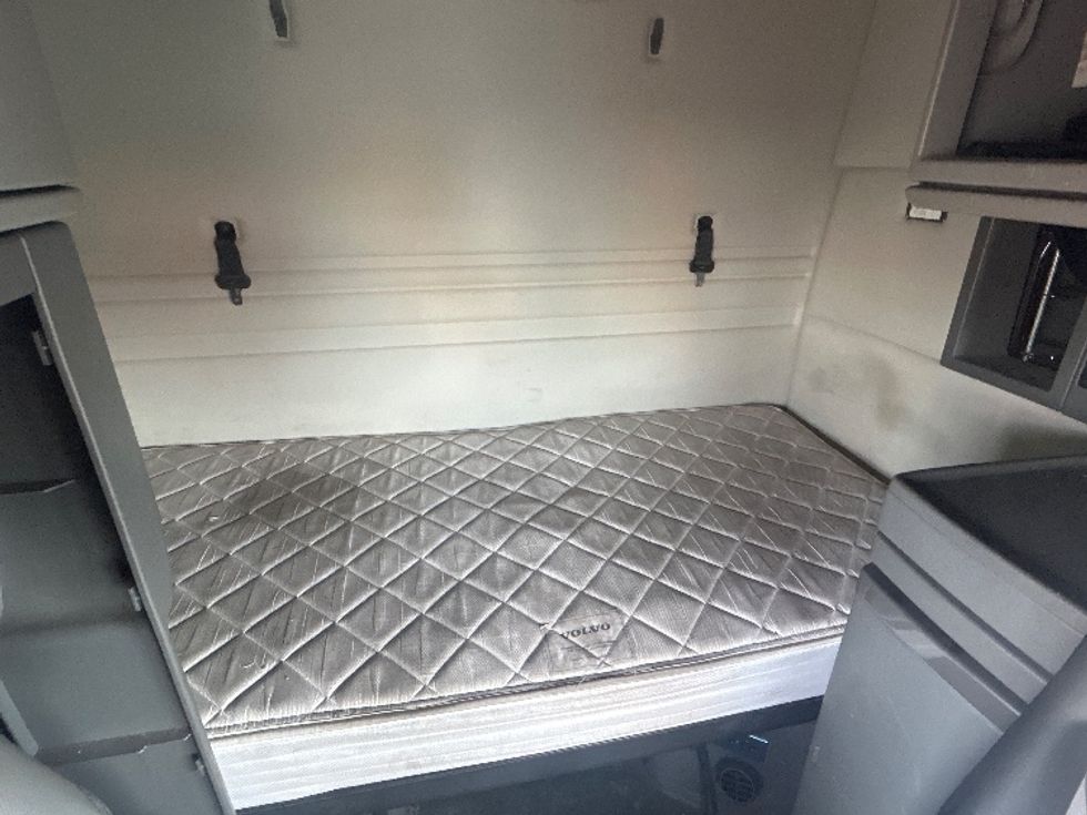 Sleeper Tractor-Heavy Duty Tractors-Volvo-2020-VNR64640-Obetz-OH-431,205\n\t\tmiles-$ 51,250 - Image 17