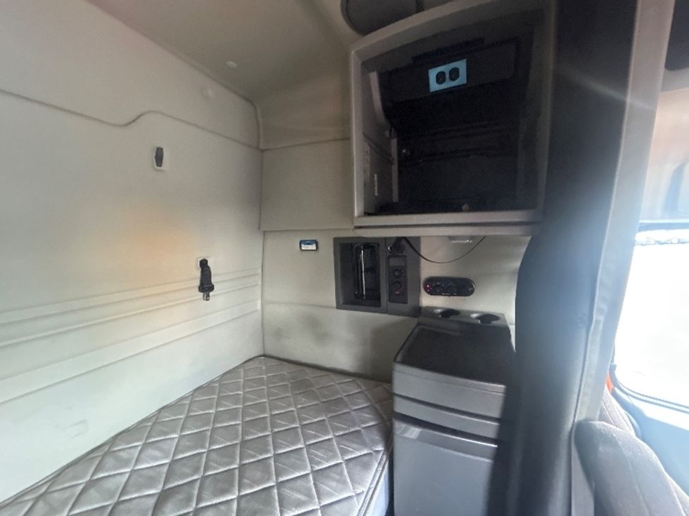 Sleeper Tractor-Heavy Duty Tractors-Volvo-2020-VNR64640-Obetz-OH-431,205\n\t\tmiles-$ 51,250 - Image 18