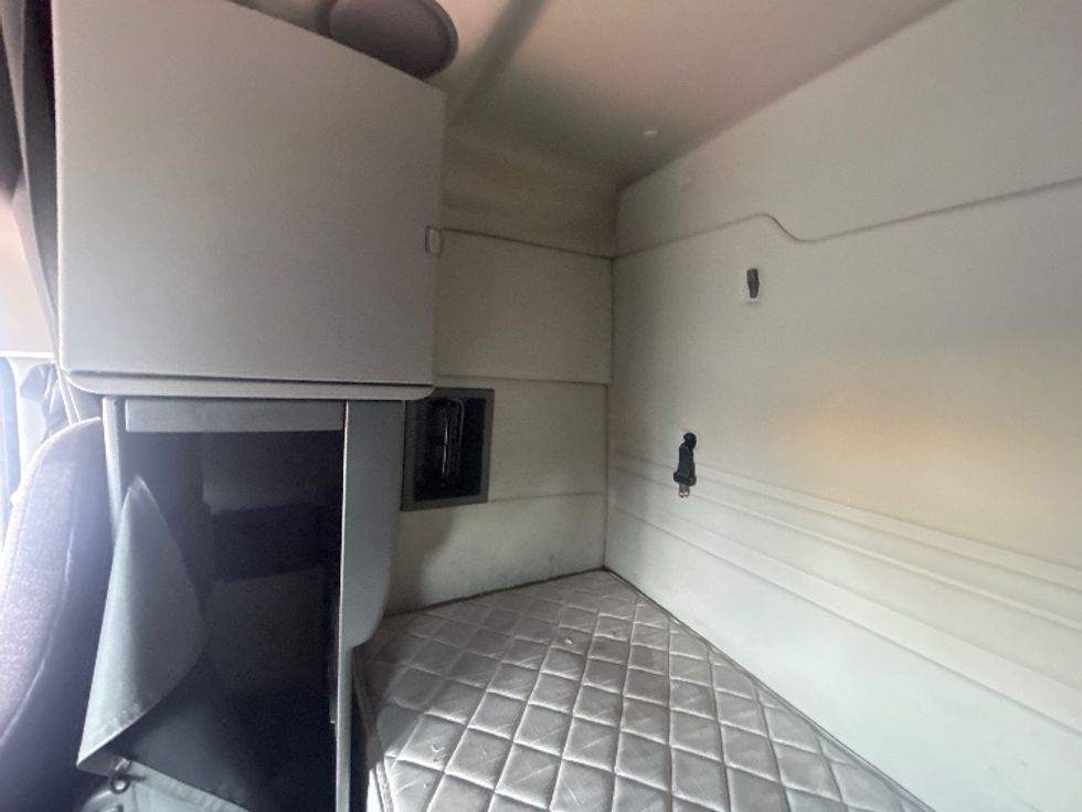 Sleeper Tractor-Heavy Duty Tractors-Volvo-2020-VNR64640-Obetz-OH-431,205\n\t\tmiles-$ 51,250 - Image 19