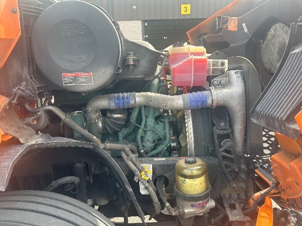 Sleeper Tractor-Heavy Duty Tractors-Volvo-2020-VNR64640-Obetz-OH-431,205\n\t\tmiles-$ 51,250 - Image 20