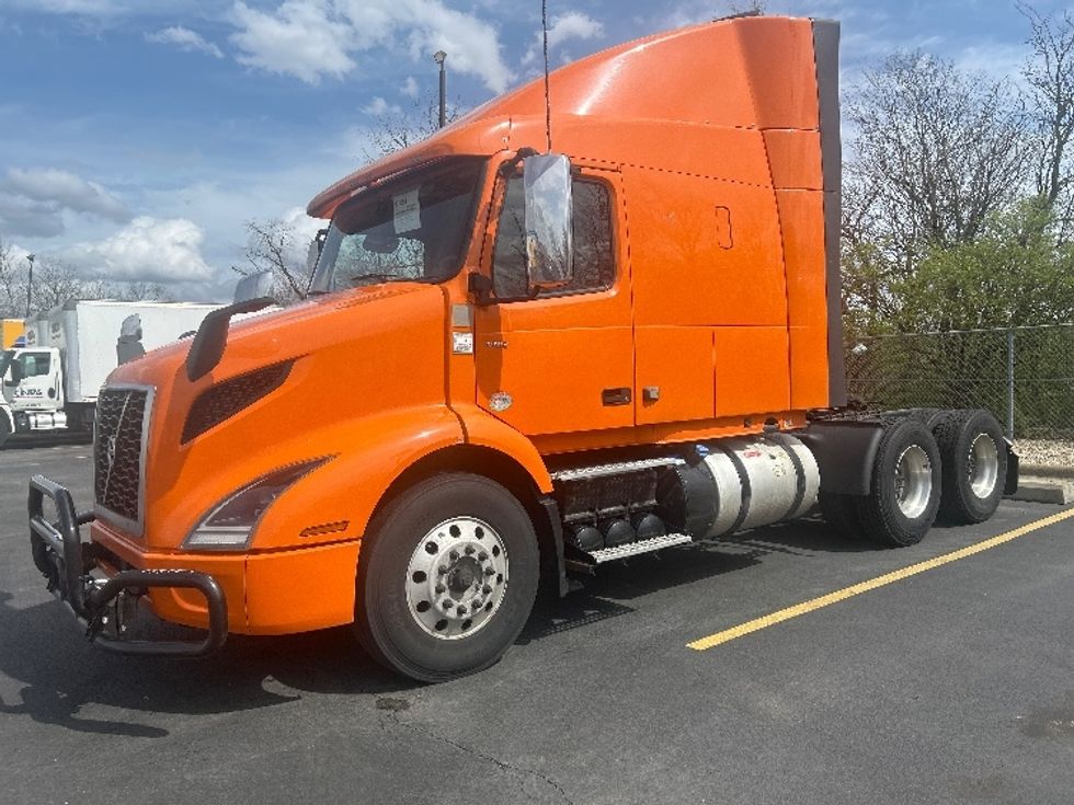 Sleeper Tractor-Heavy Duty Tractors-Volvo-2020-VNR64640-Obetz-OH-431,205\n\t\tmiles-$ 51,250 - Image 3
