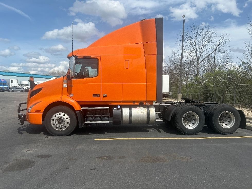 Sleeper Tractor-Heavy Duty Tractors-Volvo-2020-VNR64640-Obetz-OH-431,205\n\t\tmiles-$ 51,250 - Image 4