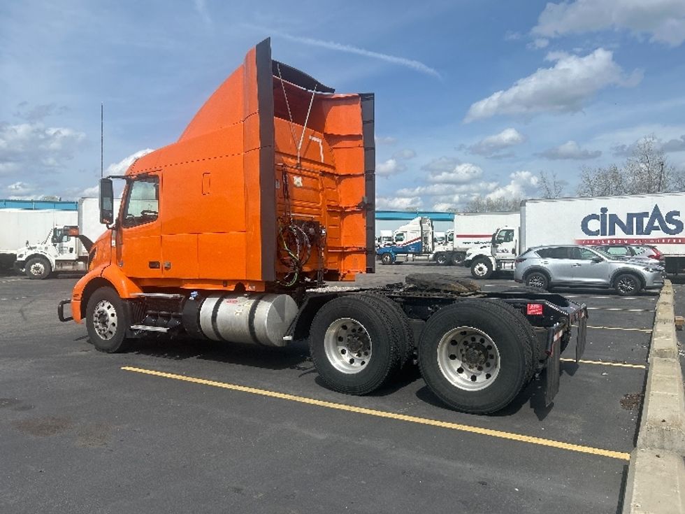 Sleeper Tractor-Heavy Duty Tractors-Volvo-2020-VNR64640-Obetz-OH-431,205\n\t\tmiles-$ 51,250 - Image 5