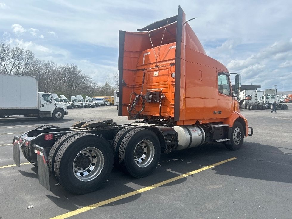 Sleeper Tractor-Heavy Duty Tractors-Volvo-2020-VNR64640-Obetz-OH-431,205\n\t\tmiles-$ 51,250 - Image 7