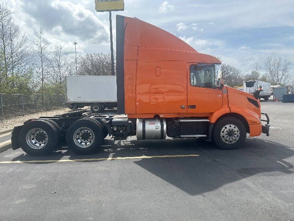 Sleeper Tractor-Heavy Duty Tractors-Volvo-2020-VNR64640-Obetz-OH-431,205\n\t\tmiles-$ 51,250 - Image 8