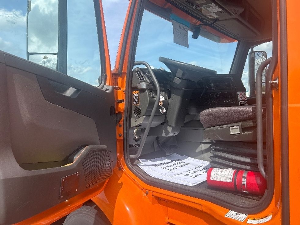 Sleeper Tractor-Heavy Duty Tractors-Volvo-2020-VNR64640-Obetz-OH-431,205\n\t\tmiles-$ 51,250 - Image 9