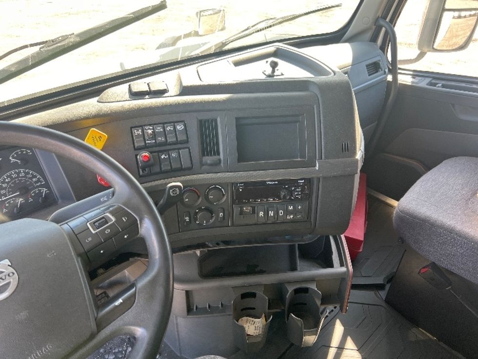 Sleeper Tractor-Heavy Duty Tractors-Volvo-2020-VNR64640-Rochester-NY-599,870\n\t\tmiles-$ 52,250 - Image 10