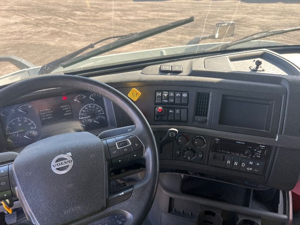 Sleeper Tractor-Heavy Duty Tractors-Volvo-2020-VNR64640-Rochester-NY-599,870\n\t\tmiles-$ 52,250 - Image 11