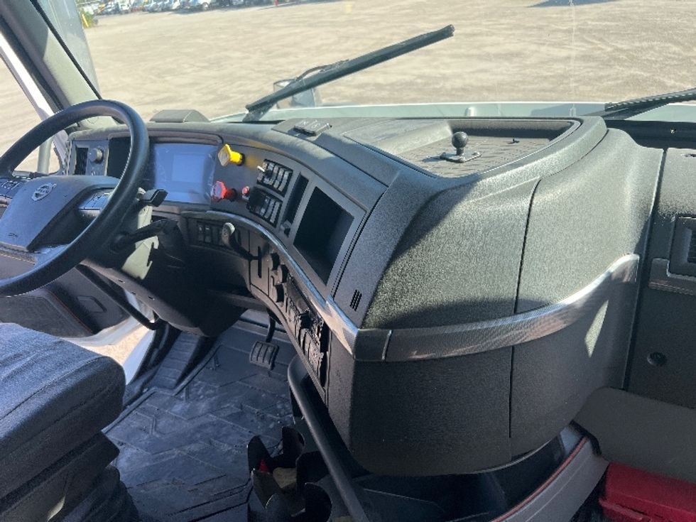 Sleeper Tractor-Heavy Duty Tractors-Volvo-2020-VNR64640-Rochester-NY-599,870\n\t\tmiles-$ 52,250 - Image 15