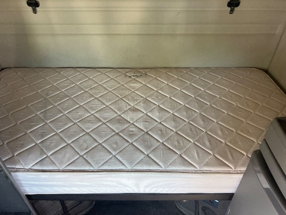 Sleeper Tractor-Heavy Duty Tractors-Volvo-2020-VNR64640-Rochester-NY-599,870\n\t\tmiles-$ 52,250 - Image 16